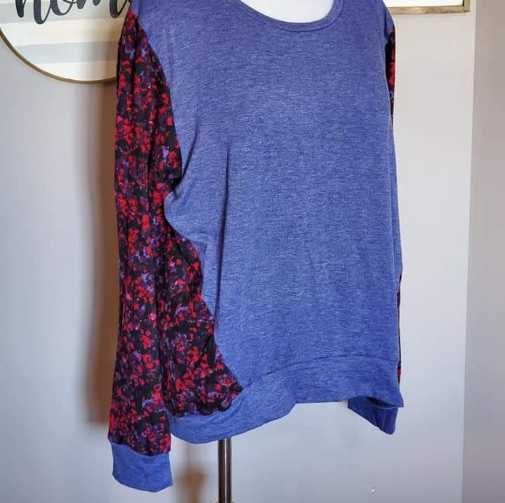 Colorblocked top - Picture 2 of 2